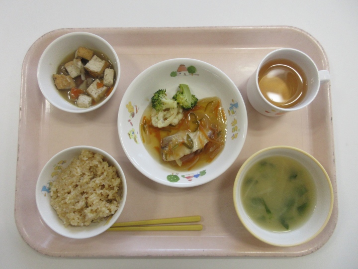 シイラの野菜あんかけ 幼児部 高知の認定こども園 芸術学園幼稚園 学校法人やまもも学園